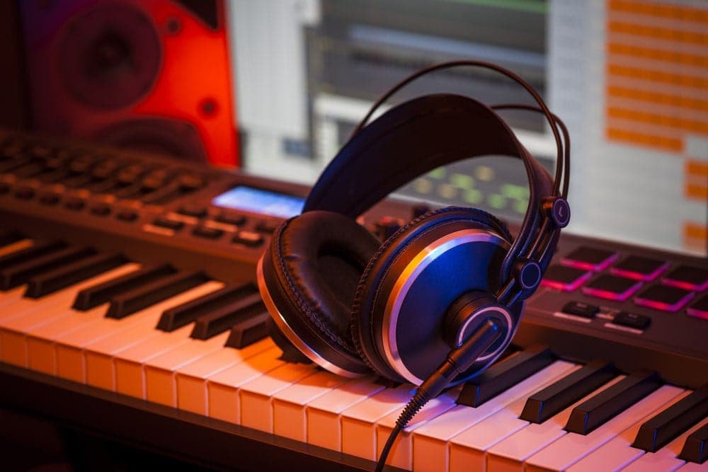 A SIMPLIFIED GUIDE: WHAT ARE HEADPHONE IMPEDANCE AND SENSITIVITY?